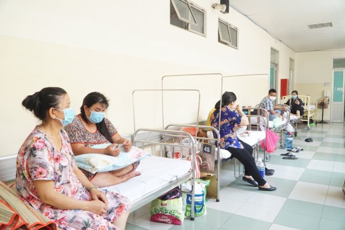 The hallway became a place to treat people with severe dengue fever 3