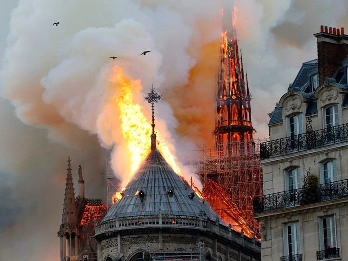Fire engulfed Notre Dame Cathedral in Paris, people knelt on the streets to pray 0