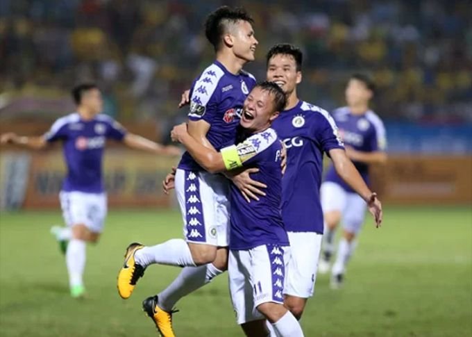 Quang Hai scored a super goal to help Hanoi defeat Da Nang 2