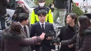 Seungri bowed and apologized when he presented himself to the police 1
