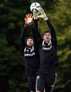 Mourinho's talent in using troops in the Cech - Courtois case 4